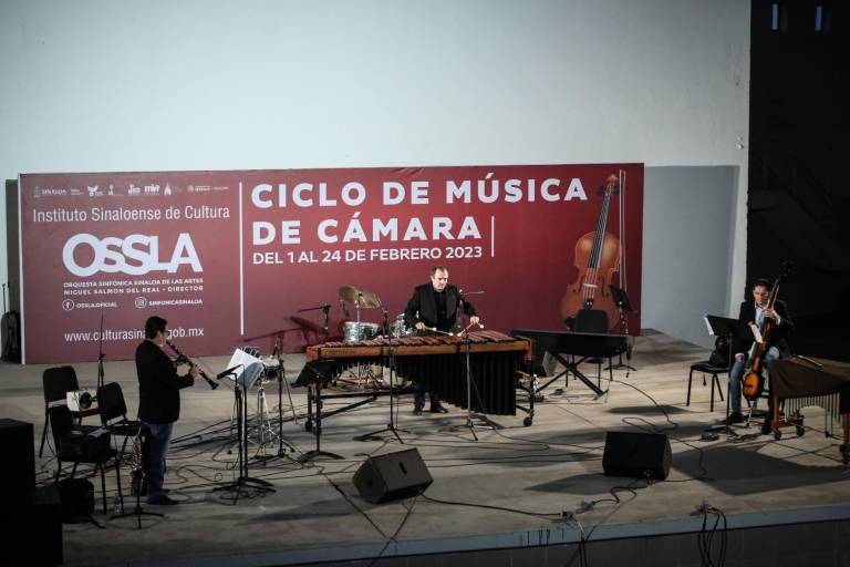 Viven noche de jazz y ritmos latinos, en el ágora del Isic