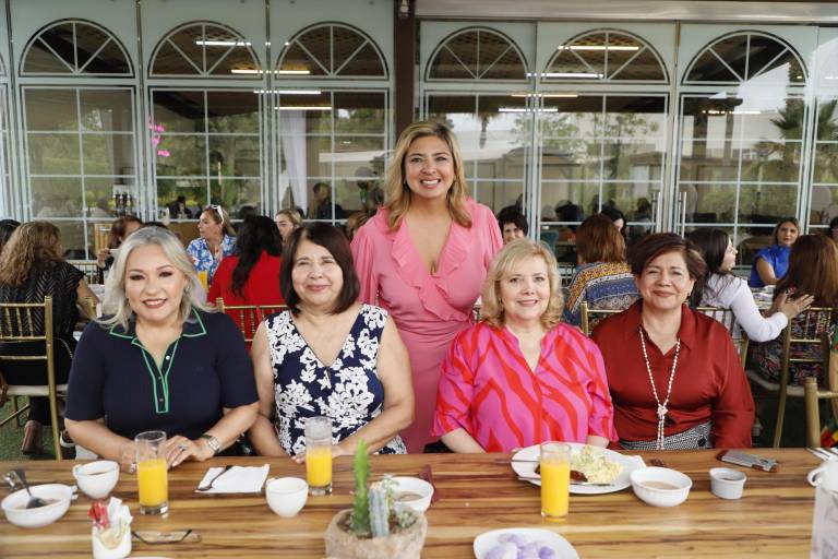 Edna Fong celebra entre amigas