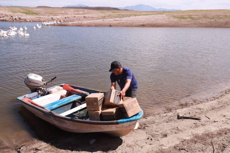 Entrega DIF Culiacán apoyos a familias de pescadores a comunidades de la sindicatura de Imala