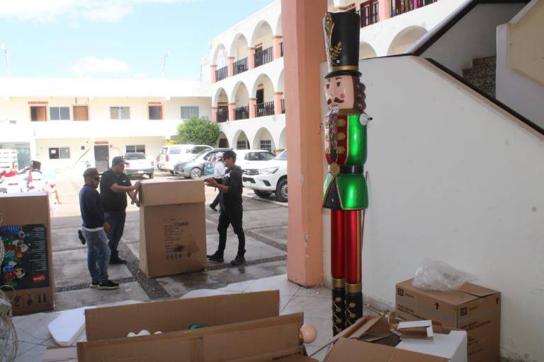 Por lluvias remueven decoración decembrina en Palacio Municipal de Rosario