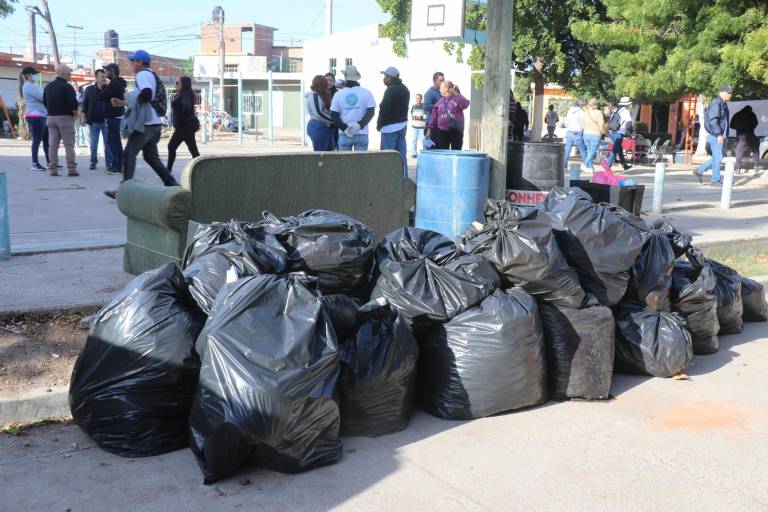 Recolecta Jumapam escombro y basura en la colonia 20 de Noviembre