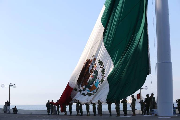 Mazatlán rinde homenaje