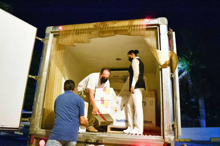 Arriban a Sinaloa cerca de 200 mil dosis de Sinovac y Pfizer contra el Covid-19