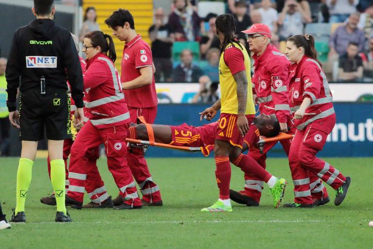Evan Ndicka no corre peligro; toda la plantilla del Roma acude al hospital