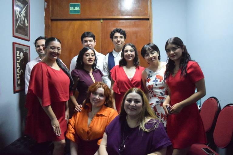 Comparten un canto entre amigos