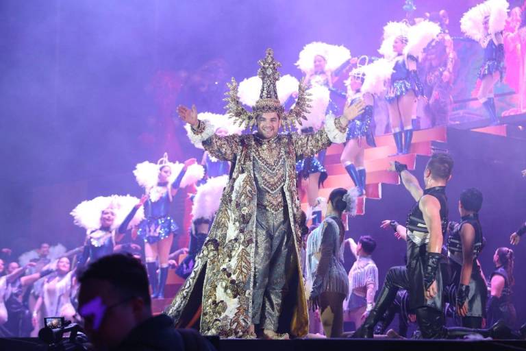 Coronan a Víctor II como Rey del Carnaval de Mazatlán 2023