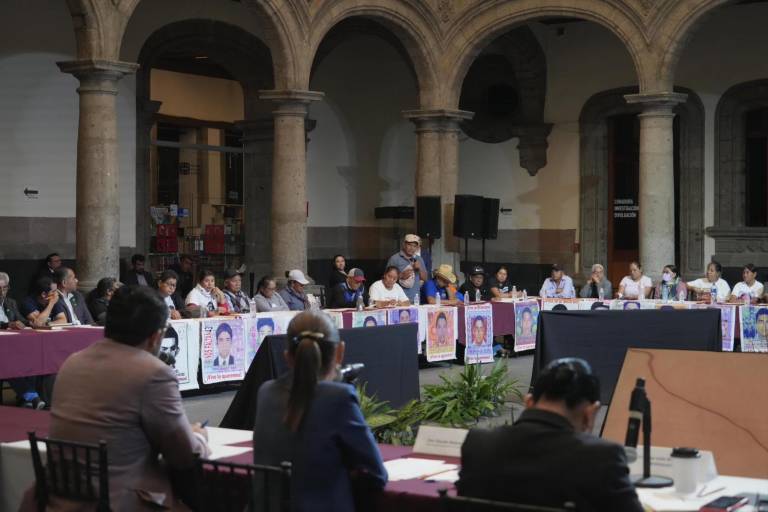 Sheinbaum promete a familiares de los 43, llegar a la verdad en caso Ayotzinapa