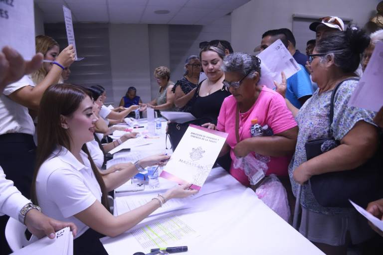 Entregan 120 escrituras a familias de 36 colonias en Mazatlán