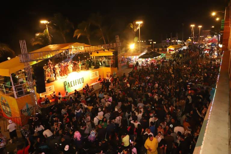 Comienza la fiesta en el Paseo Olas Altas en el segundo día del Carnaval