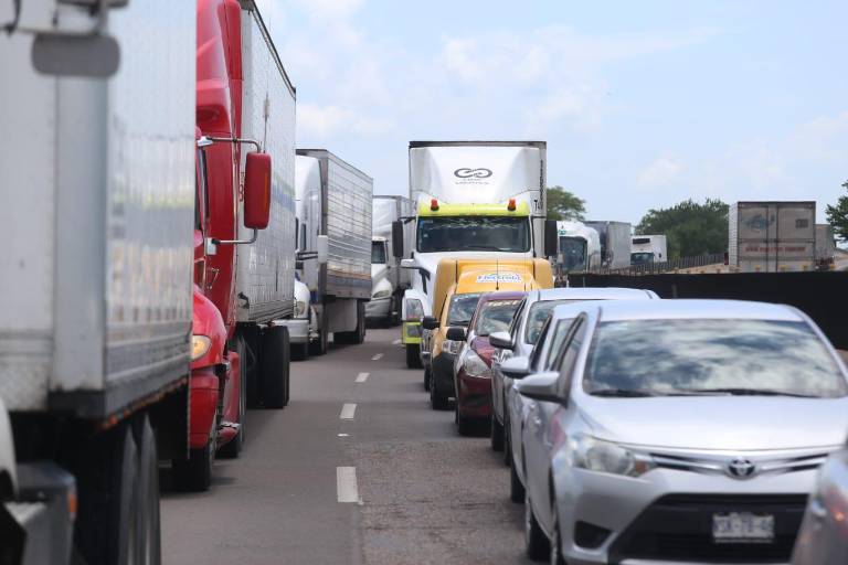 Reclaman transportistas reparación rápida de la autopista Mazatlán-Culiacán para que mercancías no se echen a perder