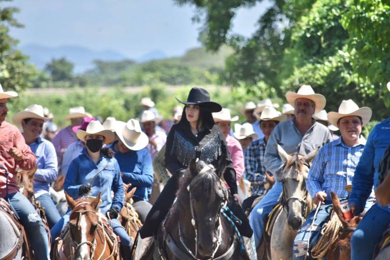 Cabalgan elotenses en apoyo a mujeres con cáncer de mama