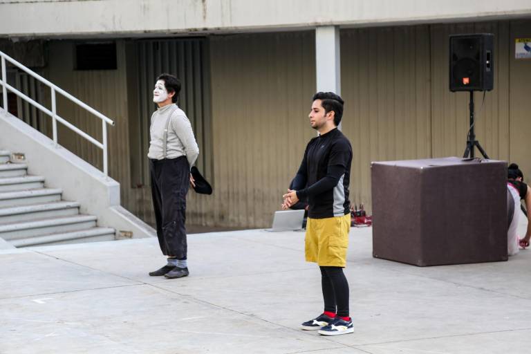 Entre cuentos y pantomimas se presenta la Compañía de Teatro de Calle del Isic
