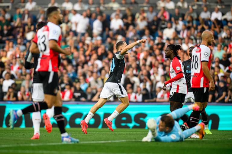 Feyenoord y Santi Giménez fueron aplastado por el Leverkusen