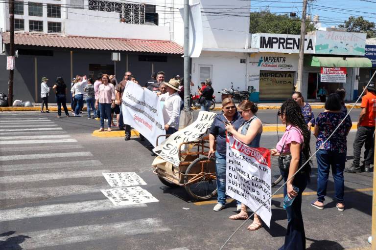 Protestan comerciantes contra carril preferencial en Mazatlán; bloquean avenidas