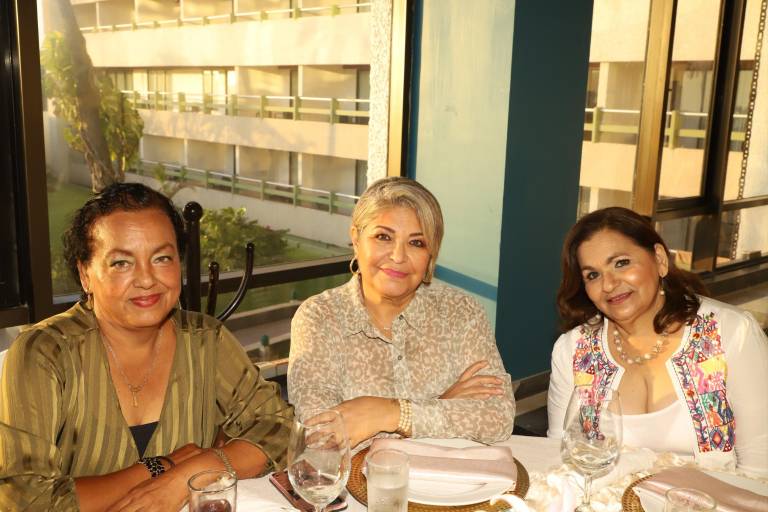 Esposas de integrantes del Colegio de Ingenieros Civiles de Mazatlán celebran su día