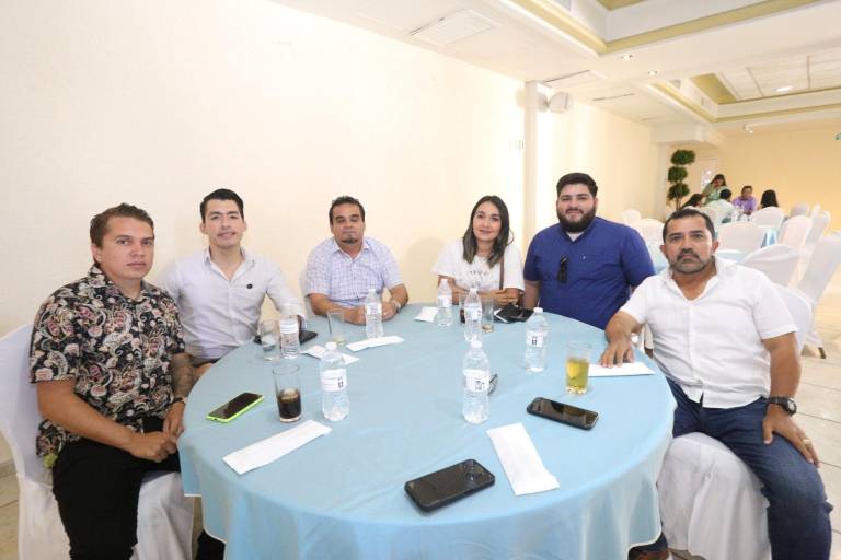 Arquitectos mazatlecos celebran su día con una comida