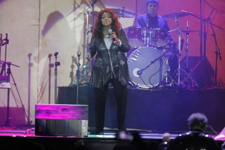 Da Gloria Gaynor el toque retro en la coronación de la Reina de los Juegos Florales
