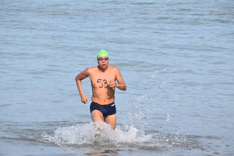 Mercado y De La Rocha dominan Maratón Acuático, en Playa Norte