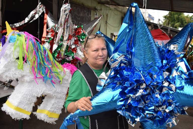 Evangelina y Juan crean en Culiacán las tradicionales piñatas navideñas
