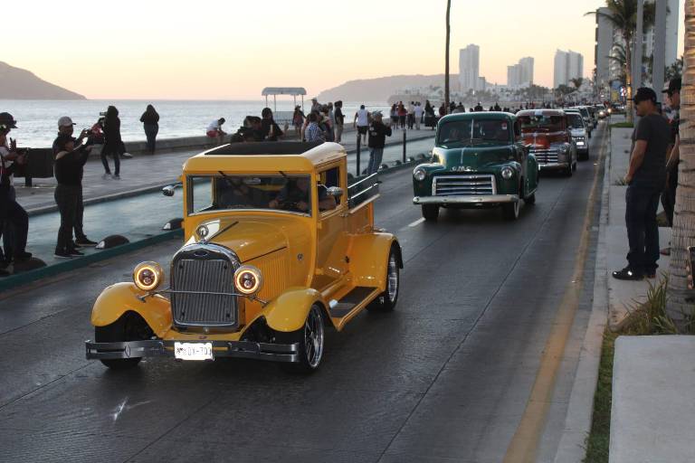 Semana de la Troca: Cientos de camionetas recorren el malecón de Mazatlán