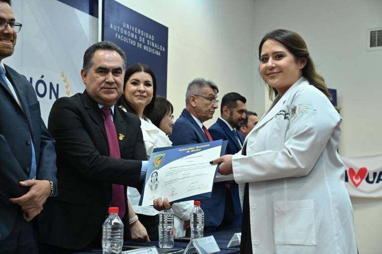 Reciben título profesional 46 médicos especialistas