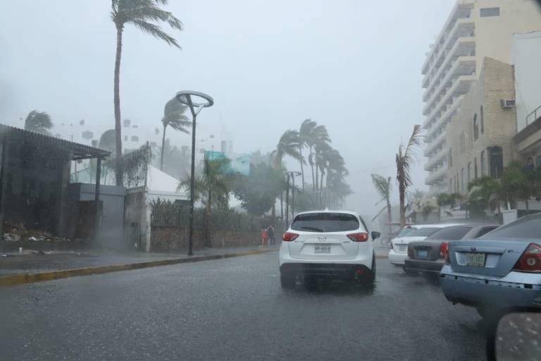 Caen intensas lluvias en Mazatlán y ponen en alerta a vecinos de zonas bajas