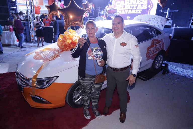 Esmeralda gana el auto rifado por Carnes Selectas Nayarit por la apertura de su segunda sucursal en Mazatlán