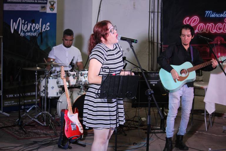 Ofrece Vela Roja un concierto lleno de romanticismo