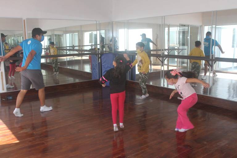 Niños aprenden con los talleres que imparten en el Museo de Arte Mazatlán