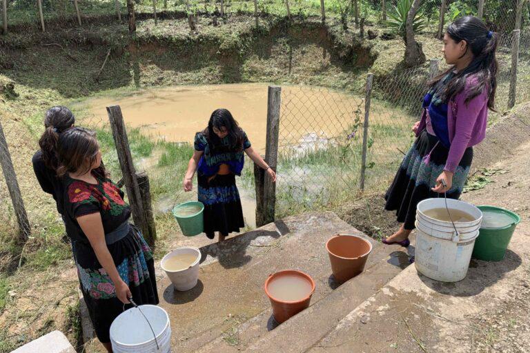 $!En la comunidad indígena de Tzabalhó, en Chiapas, las familias construyen estanques para que se acumule el agua de lluvia.