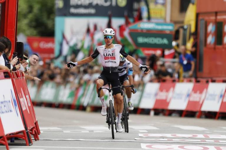 Juan Ayuso conquista su segunda etapa en La Vuelta 25 tras ataque demoledor en Brenes