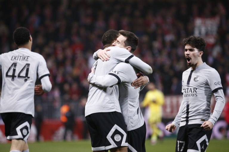 Messi y Mbappé dan al PSG agónico triunfo