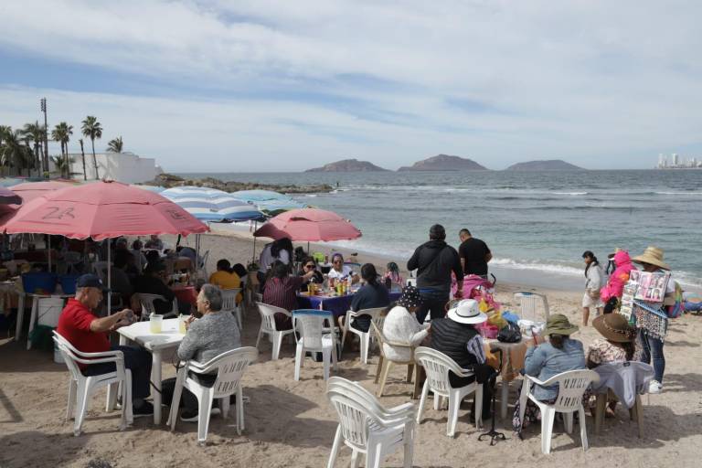 Pese a temperaturas, locales y visitantes aprovechan las playas de Mazatlán