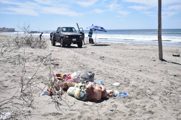 En su visita a Altata, turistas dejan su basura en las playas