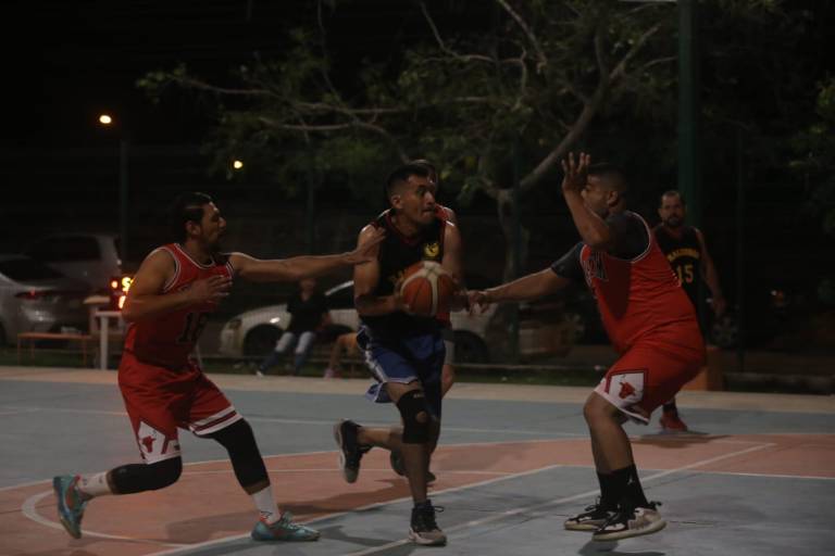 Halcones vuelta alto en la cancha Burócrata