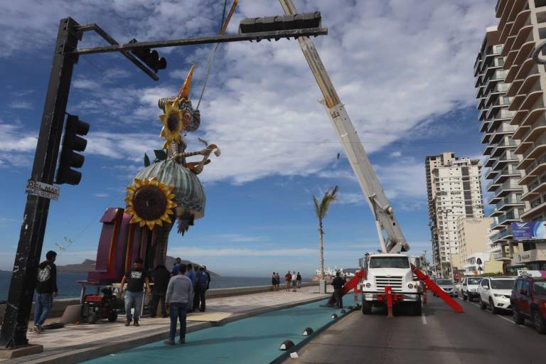 Continúa instalación de más monigotes del Carnaval de Mazatlán