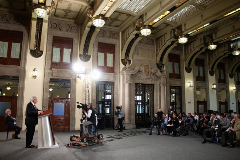 AMLO dedica mañanera a hablar del proceso de Morena; respalda a Sheinbaum y pide a Ebrard apoyar la transformación
