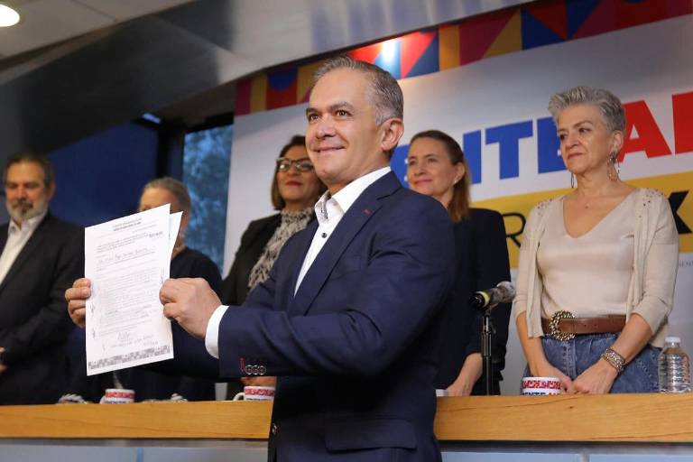 Mancera se registra como aspirante presidencial del Frente Amplio por México