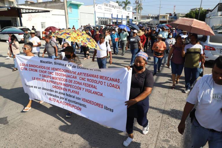 Vendedores de playa de Mazatlán exigen que Profepa regule permisos; denuncian hostigamiento de Oficialía Mayor