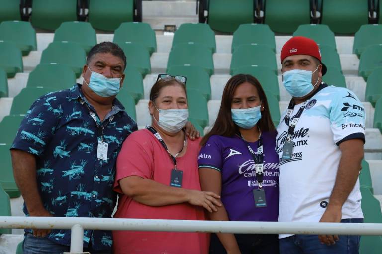 Disfrutan mazatlecos del futbol profesional en el Kraken