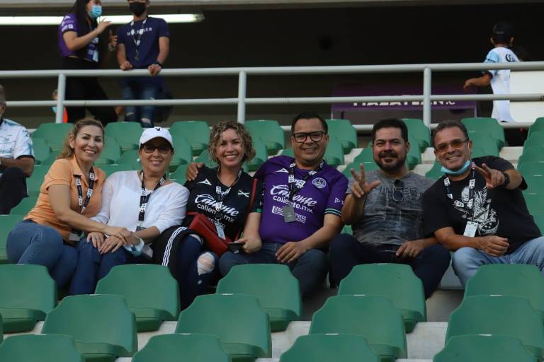 Disfrutan mazatlecos del futbol profesional en el Kraken