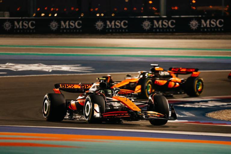 McLaren brilla en Qatar: 1-2 en Carrera Sprint; Checo termina último