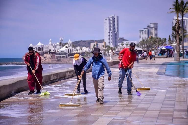 Lavan Malecón previo a la llegada masiva de personas para observar el Eclipse Total de Sol