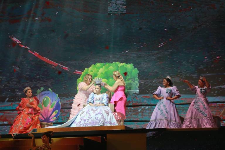 Coronan a Melanie I, Reina Infantil del Carnaval de Mazatlán