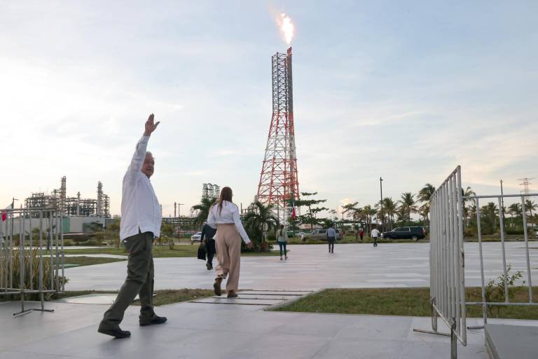 Arranca producción en la refinería Dos Bocas; Pemex reconoce que obra costó 16 mil millones de dólares