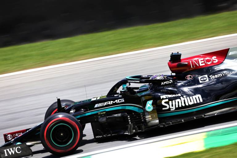 Lewis Hamilton gana el Gran Premio de Brasil con una estupenda remontada; Checo es cuarto