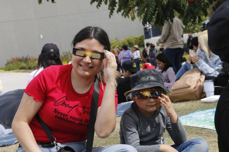 Viven con entusiasmo los culiacanenses el Eclipse Solar
