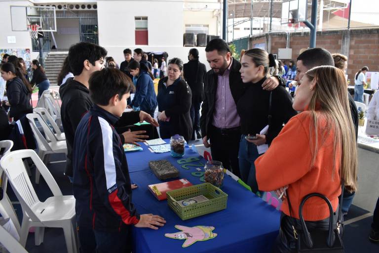 Muestran alumnos del Instituto Jean Piaget su talento en la ciencia