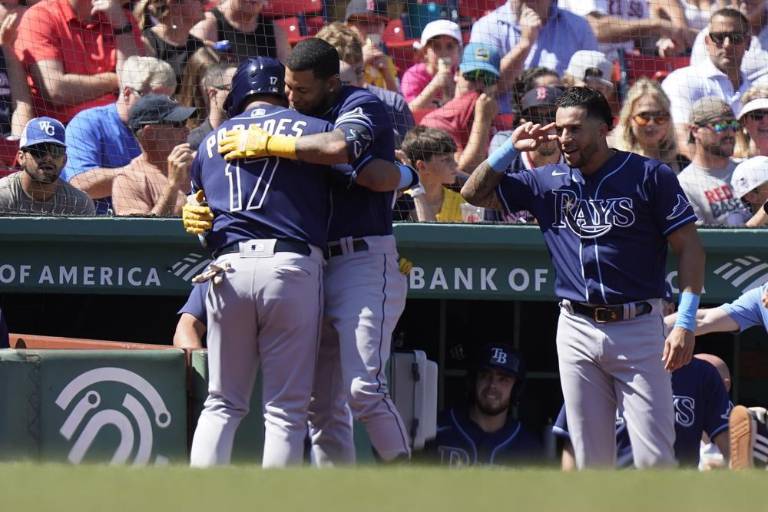 Rays frenan escobas en Boston detrás de dos jonrones del mexicano Isaac Paredes