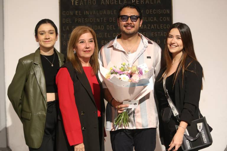 Recibe David Toscana el Premio Mazatlán de Literatura 2023 en el TAP